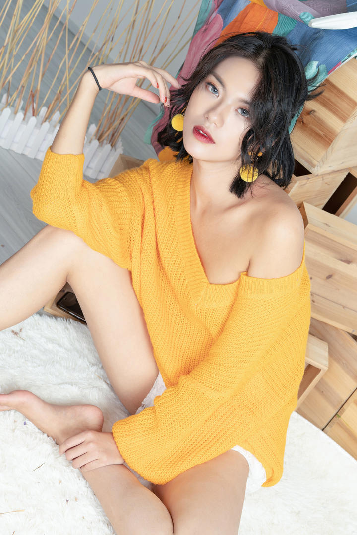 亚洲精品黄色毛衣韩国美女主播性感写真