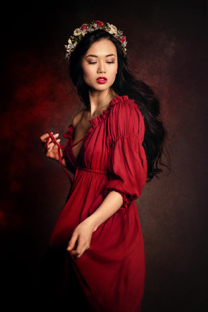 头戴花环的亚洲美女肖像艺术写真