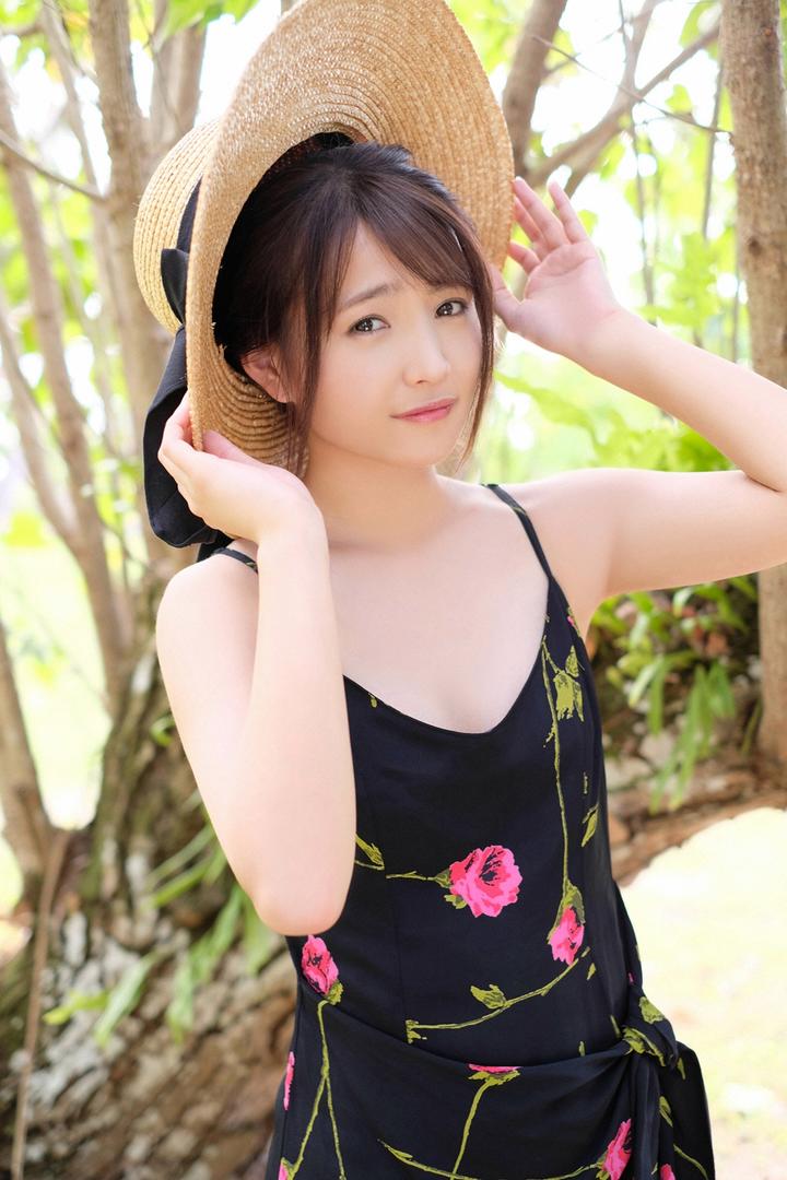戴着草帽的日本成熟美女爬山图片