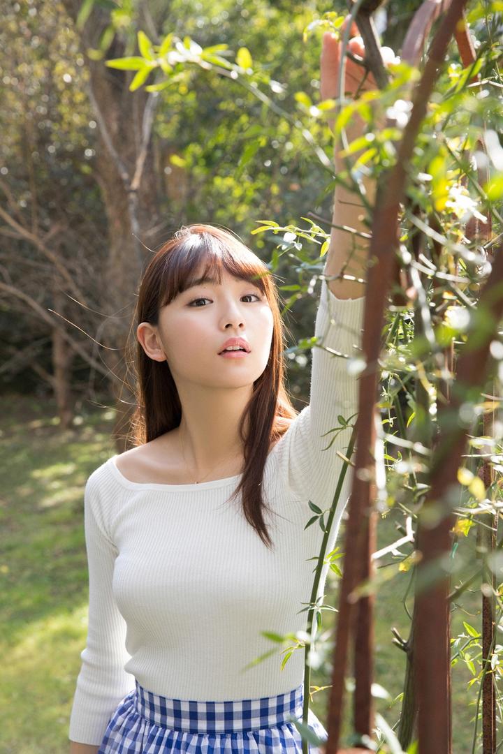 温柔大方日本漂亮美女户外摄影写真图片
