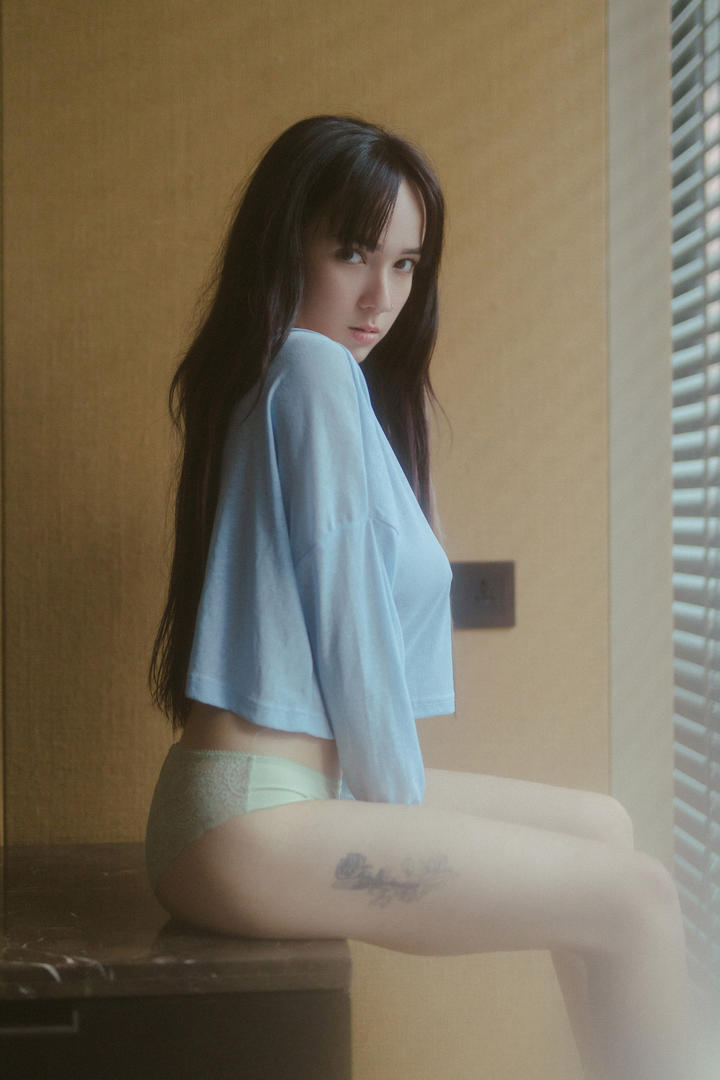 青草社区亚洲性感混血美女性感人体艺术写真图片