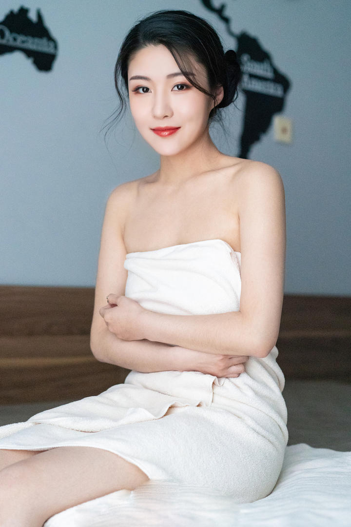 裹着浴巾的高清亚洲精品性感美女图片
