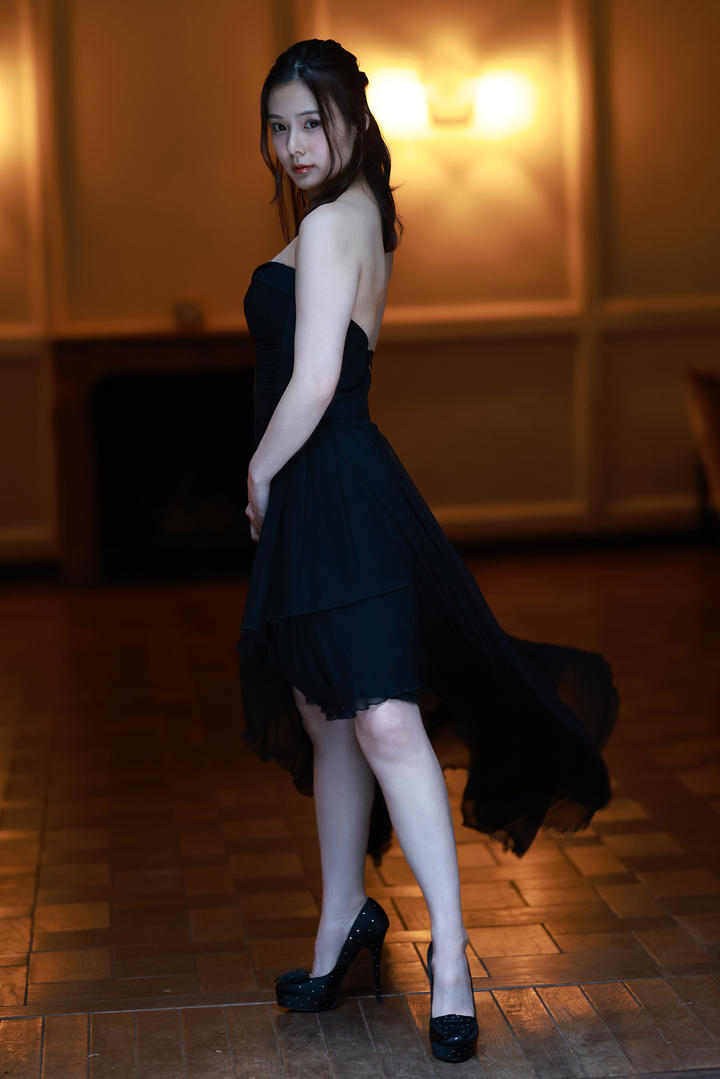 日本成熟长裙美女高清写真图片