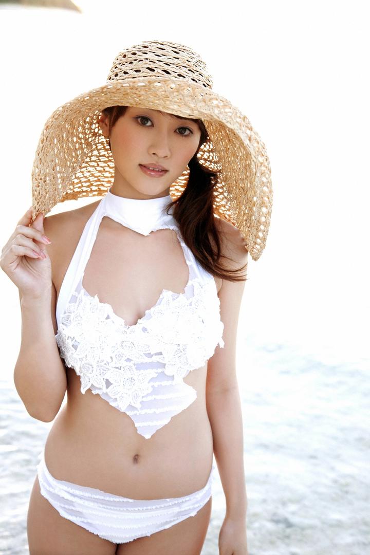 戴着遮阳帽的日本比基尼美女海边摄影图片