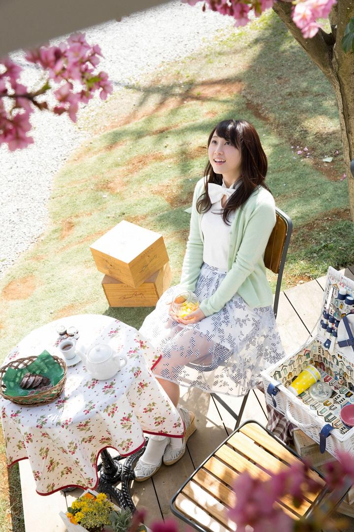 樱花树下野餐的日本文静甜美美女高清摄影图片