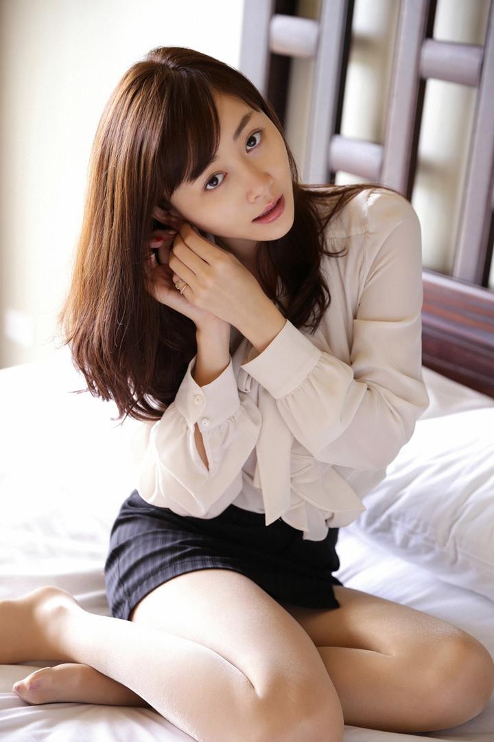 床上的日本风韵性感成熟美女大尺度写真图片