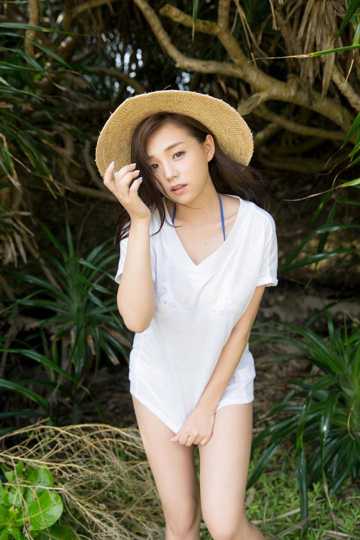 穿白色T恤的性感女神篠崎爱日本人体写真图片
