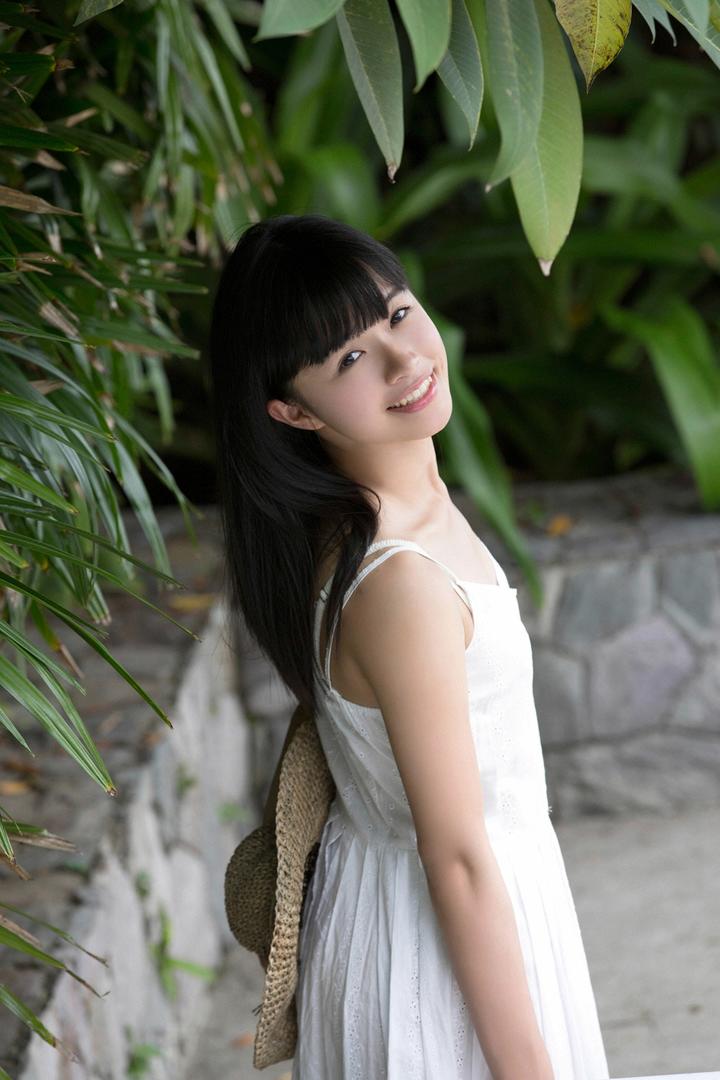 穿白色连衣裙的日本少女高清图片