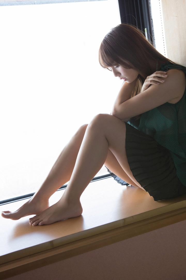 坐在飘窗上的日本AV女优篠崎爱美女大胆写真图片