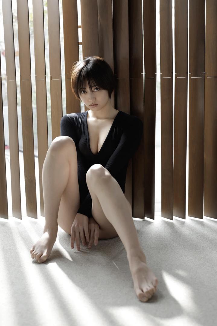 青草社区短发性感美女高清壁纸图片在线下载