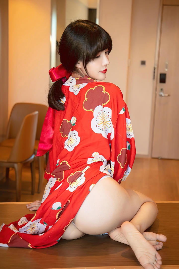 穿着和服的日本性感蜜桃臀美女极品背影写真图片