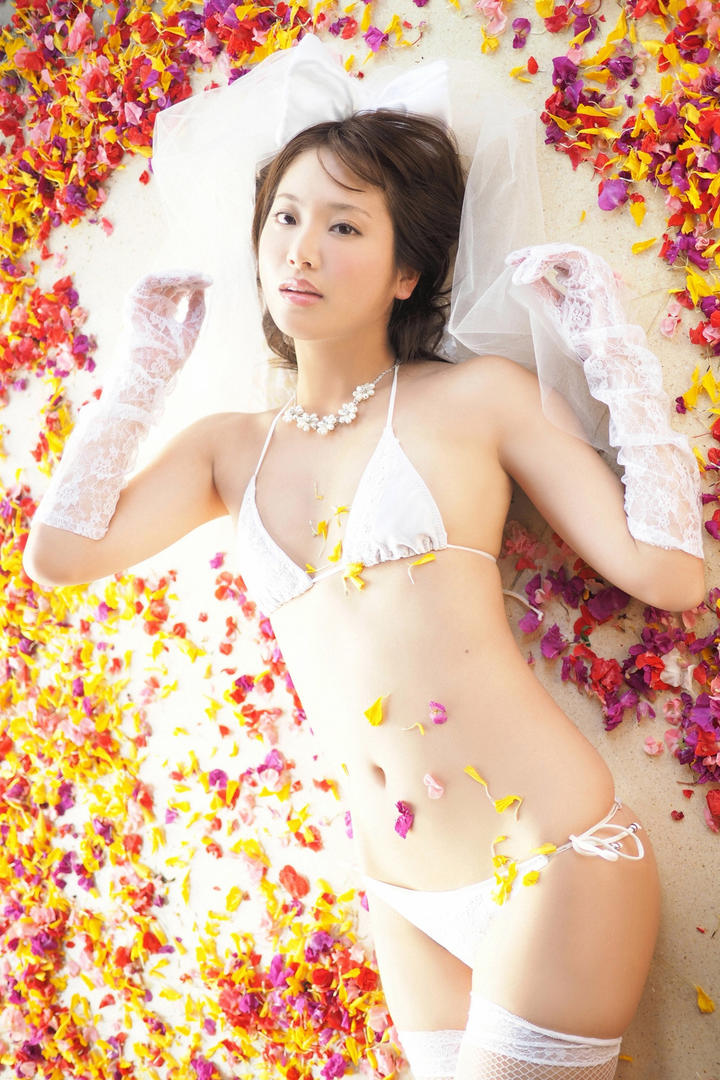 躺在花瓣中的日本嫩白少妇美女性感写真图片