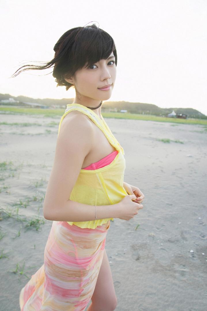 日本清纯素人美女户外摄影写真大图