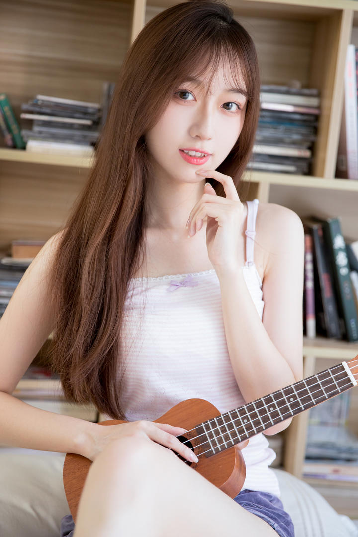 拿吉他清纯美女生活照片